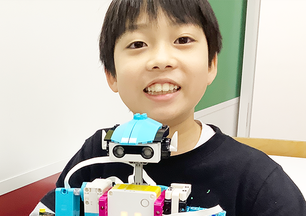 楽しいを学びに。LEGO®教材で、初めての生徒様でも楽しみながらプログラミングを学ぶことができます。