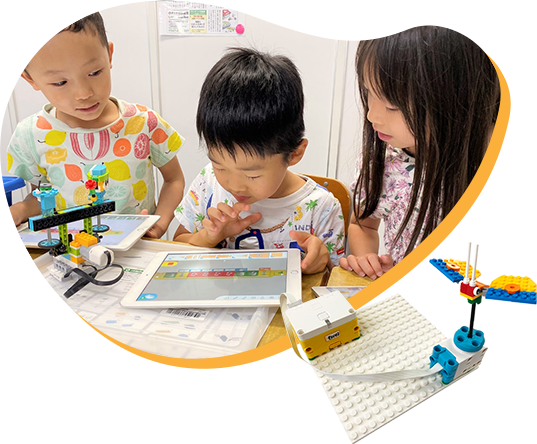 楽しいを学びに。LEGO®教材で、初めての生徒様でも楽しみながらプログラミングを学ぶことができます。