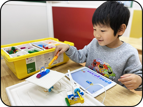 楽しいを学びに。LEGO®教材で、初めての生徒様でも楽しみながらプログラミングを学ぶことができます。