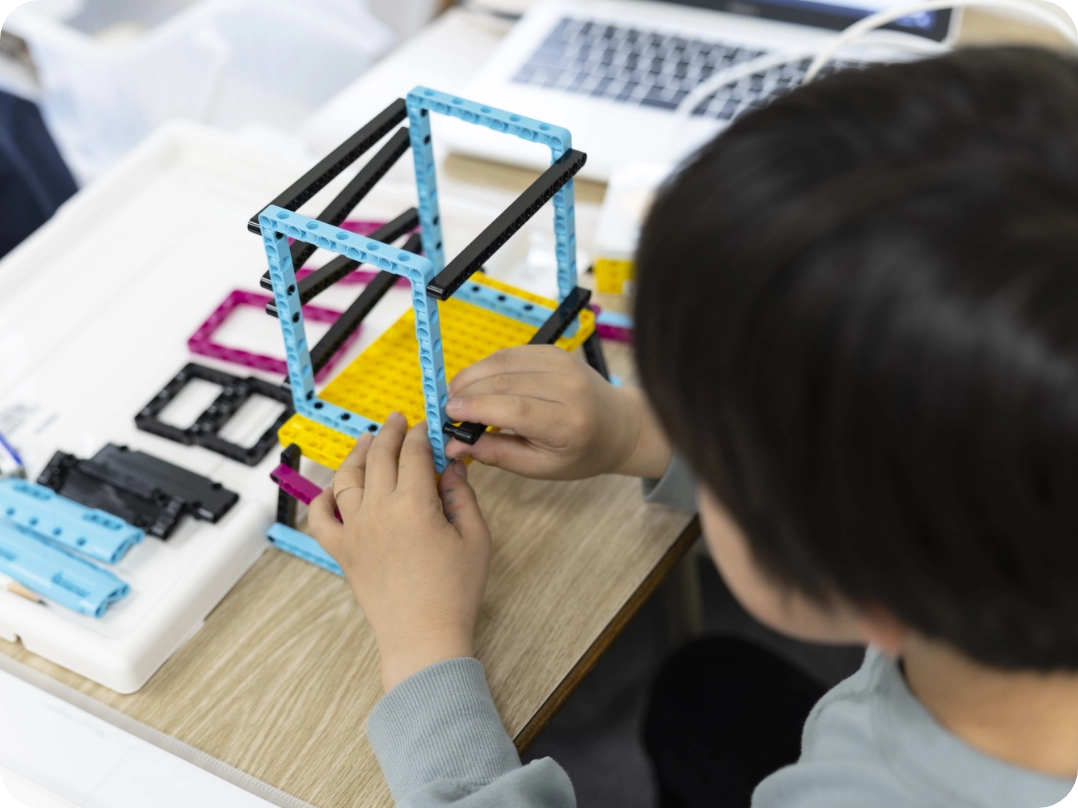 ロボットモデルを組み立てる子ども
