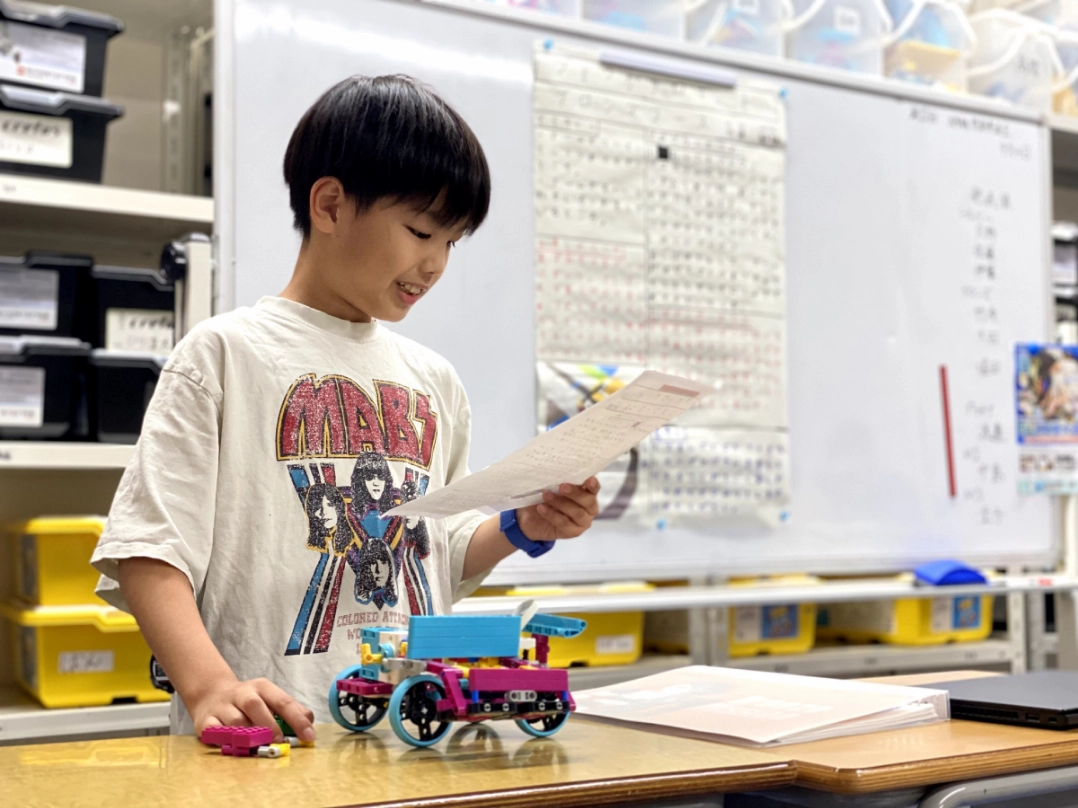 ポスターを使って発表する様子