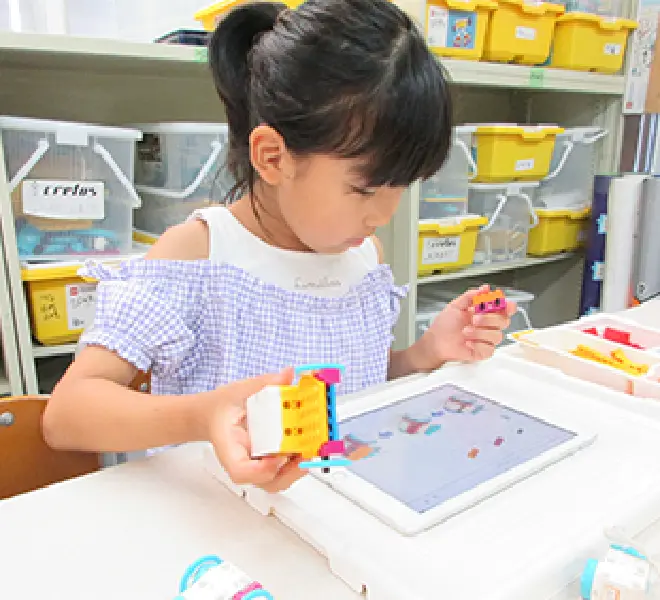 カラフルなレゴ教材でロボットを作る様子