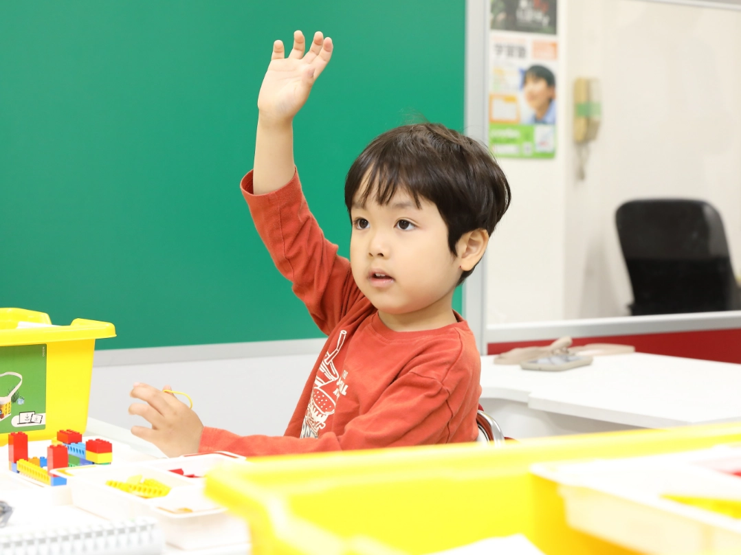 ベーシックコースで元気に発言する子ども