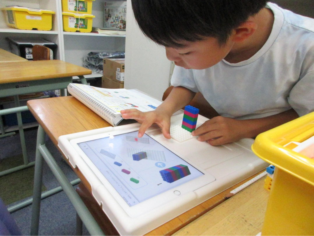 スタンダードコースでタブレット操作する様子