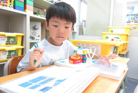 作品を改良する様子