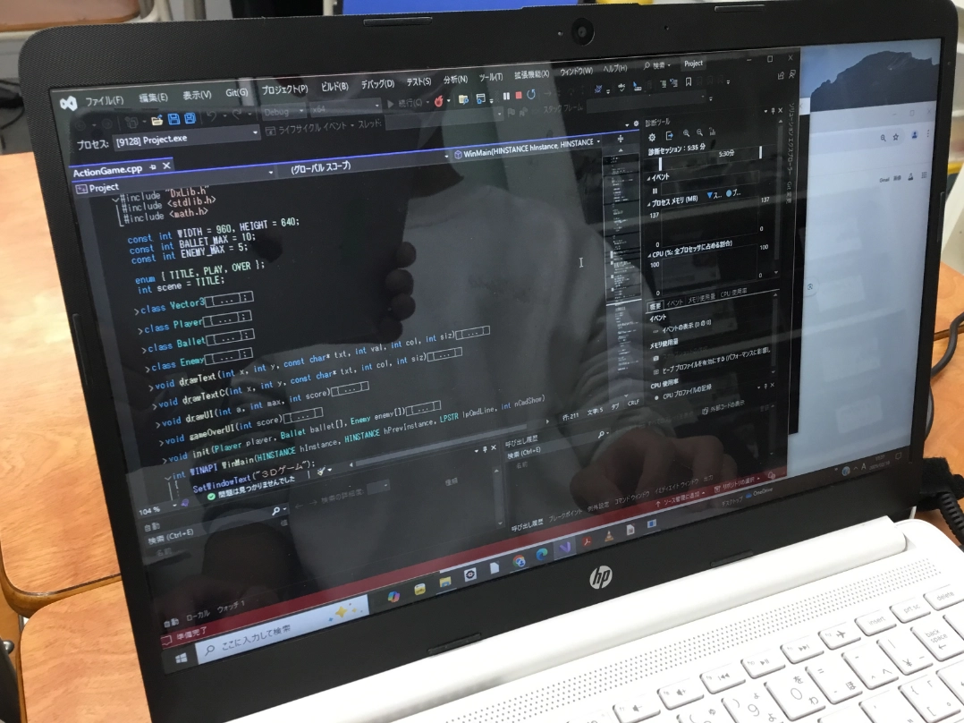Pythonでプログラムを作成する様子