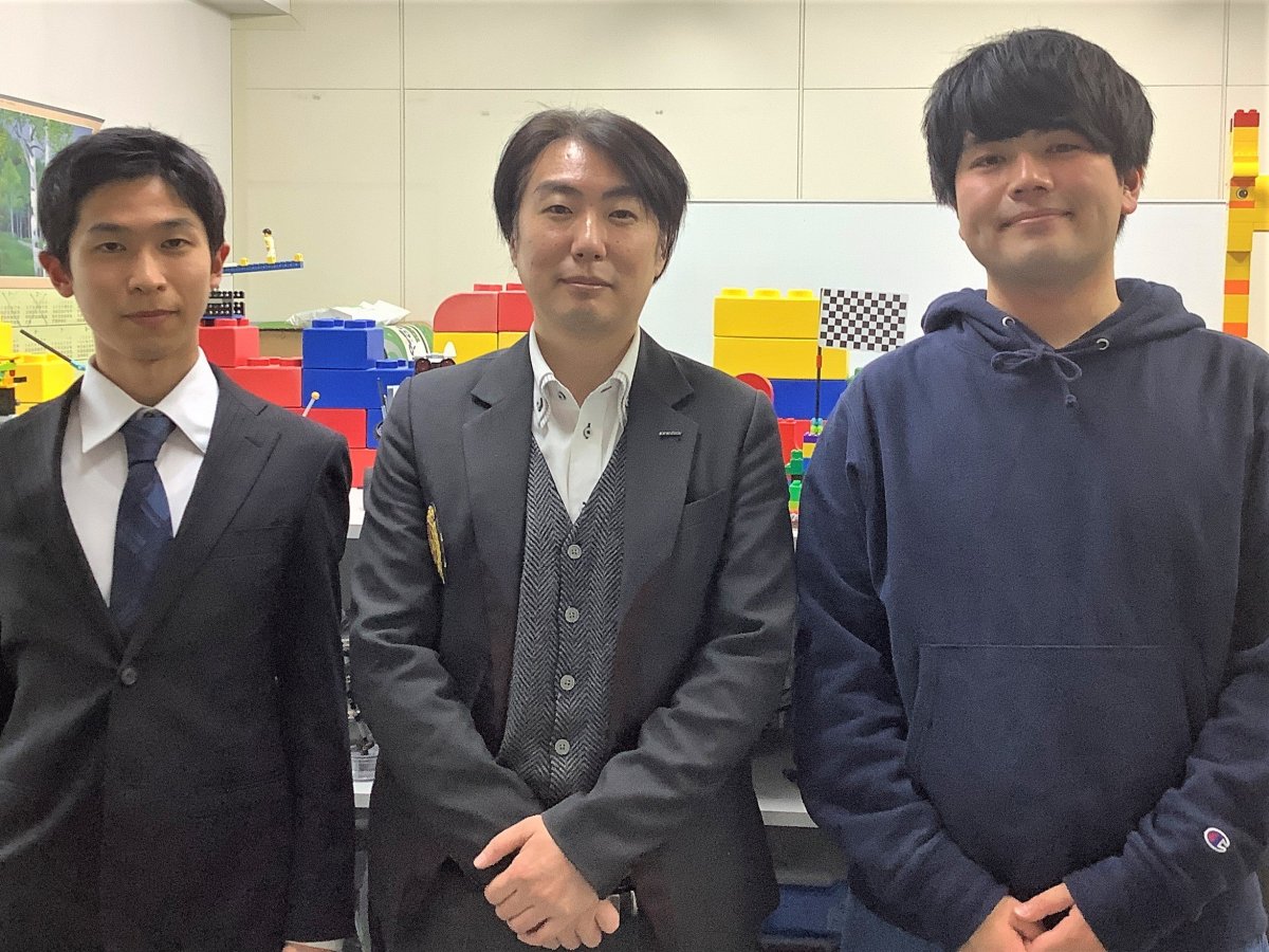 卒業生と岡崎先生